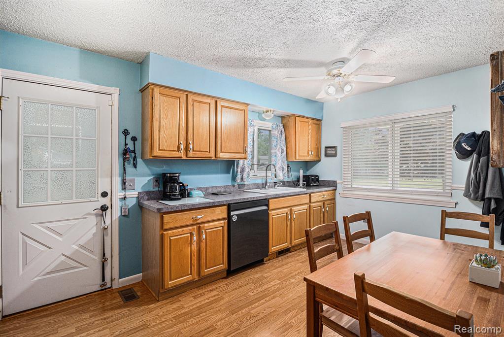 5524 Aylesbury Drive, Waterford, MI 48327 — Photo 9