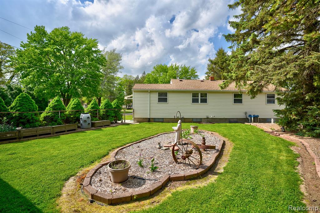 6154 Roberta Street, Burton, MI 48509 — Photo 48