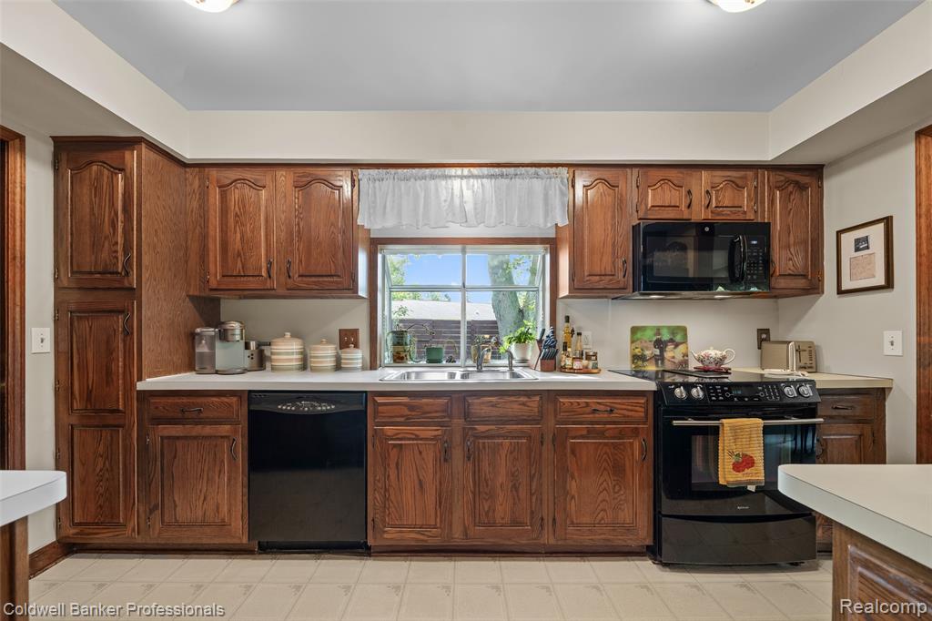 5075 Bayside Drive, Troy, MI 48098 — Photo 10