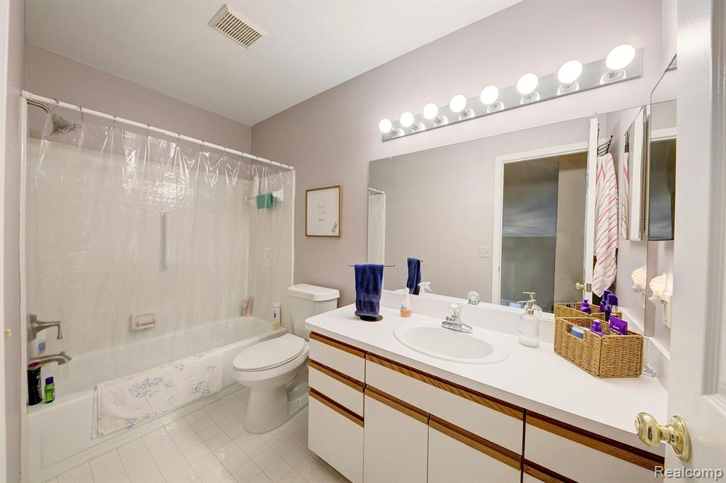 9329 EASTWIND Drive, Livonia, MI 48150 — Photo 31