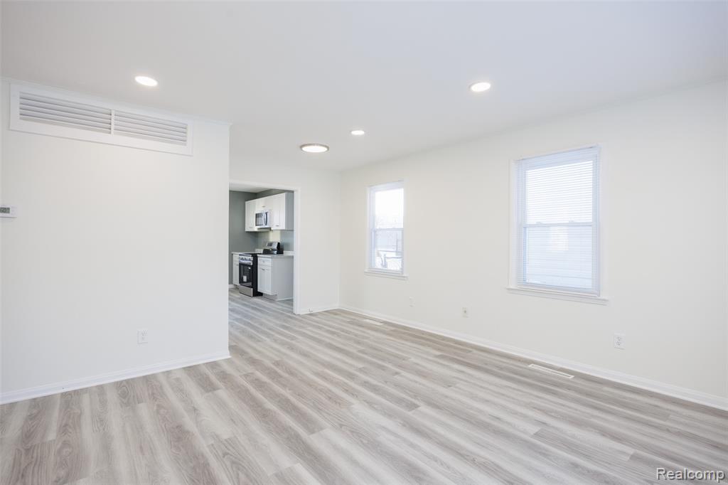 10111 Albany Street, Oak Park, MI 48237 — Photo 2
