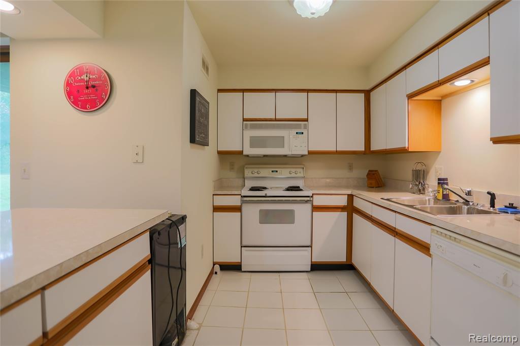 810 Box Canyon Court, Rochester Hills, MI 48309 — Photo 47