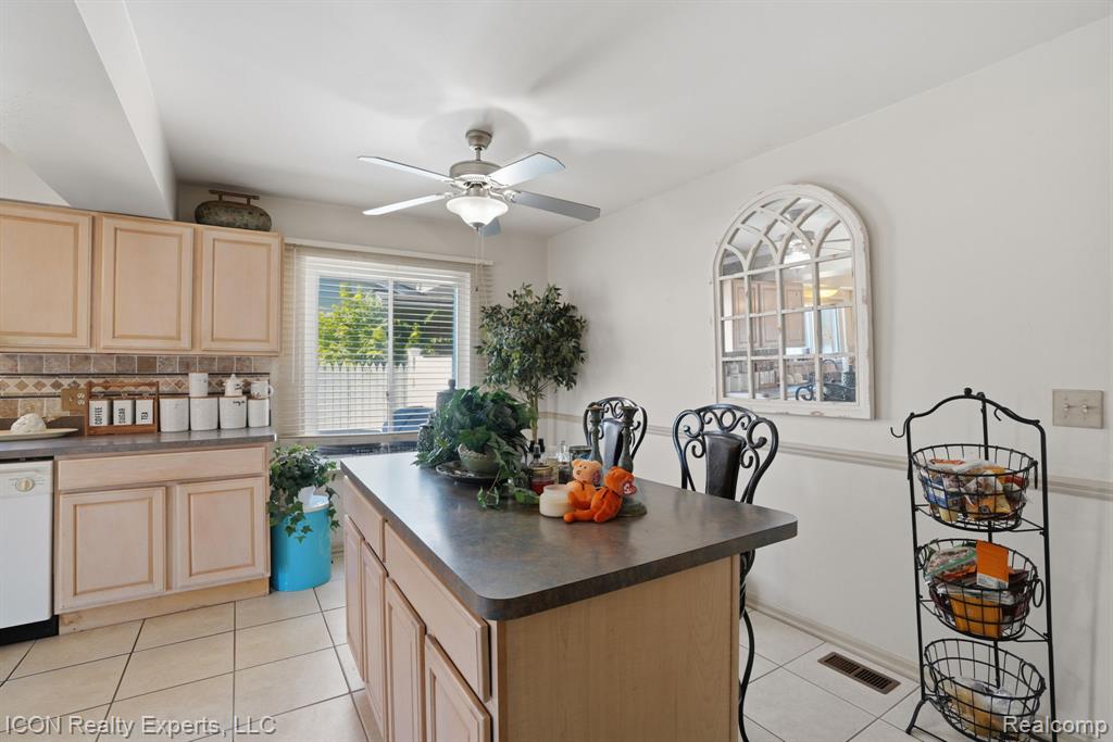 40567 Santoni Drive, Clinton Twp, MI 48038 — Photo 18