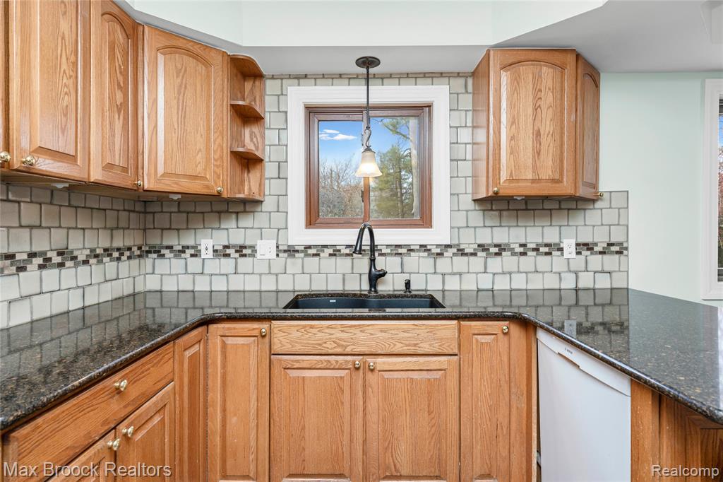 6335 Thorneycroft Drive, Shelby Twp, MI 48316 — Photo 11