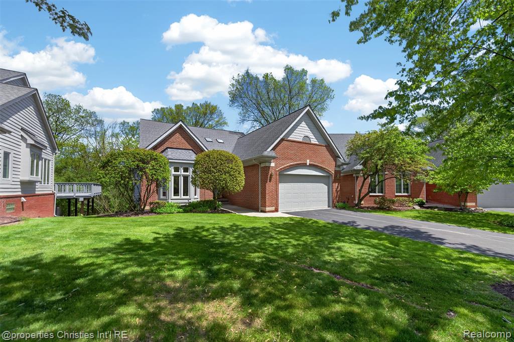 6390 Country Shire Lane, West Bloomfield, MI 48323 — front exterior