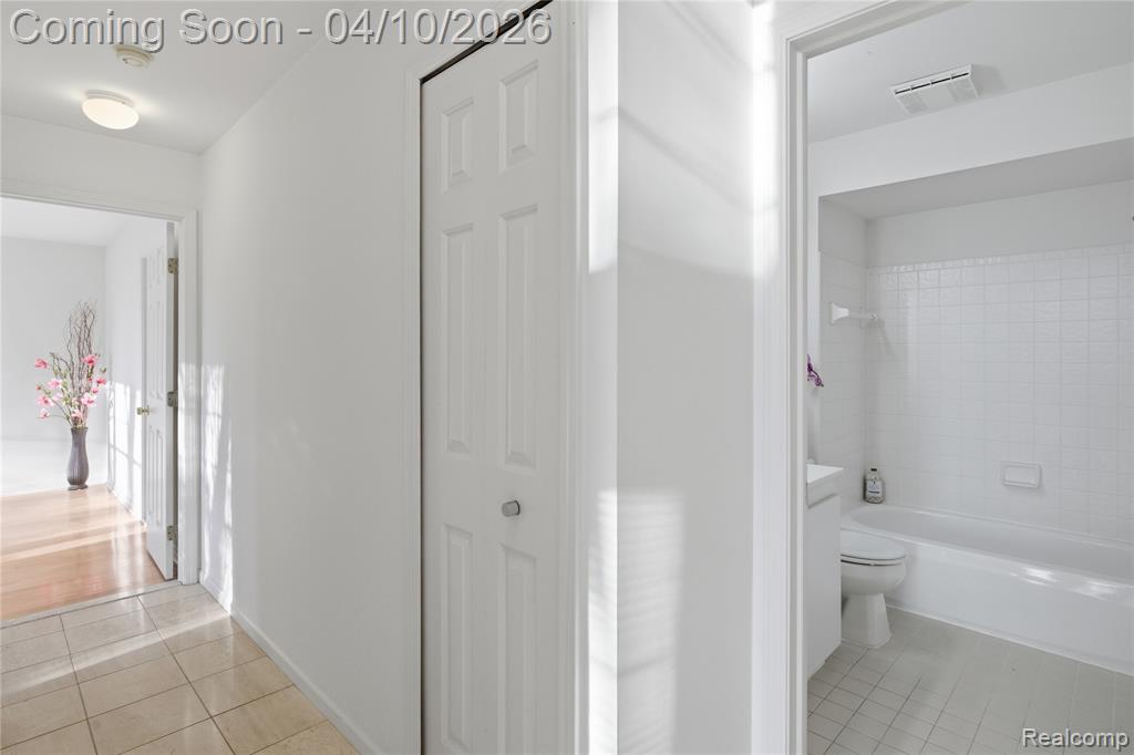 5351 Royal Vale Lane, Dearborn, MI 48126 — Photo 19