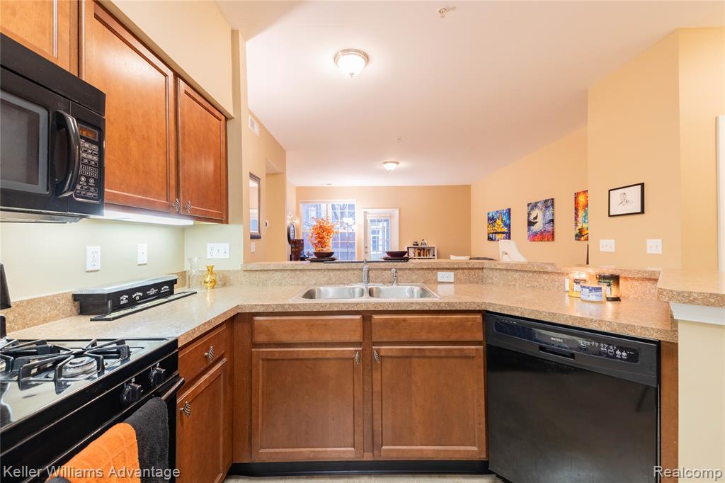 921 E Summerfield Glen Circle, Ann Arbor, MI 48103 — Photo 7