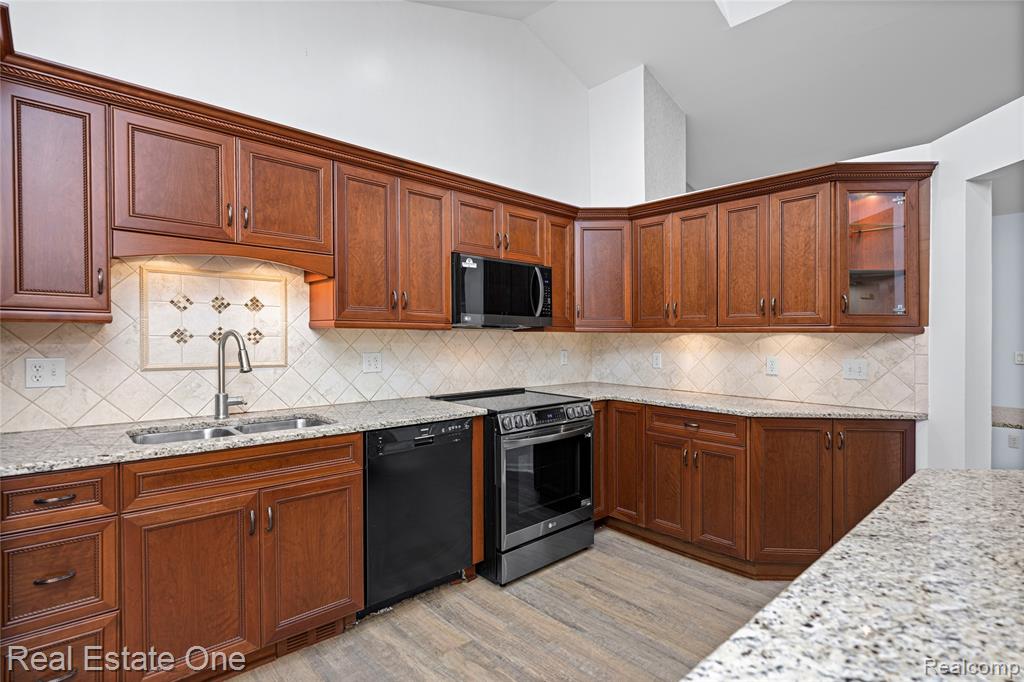 7332 Meadowridge Circle, West Bloomfield, MI — Photo 13