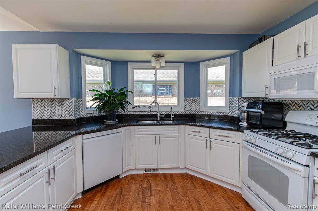 35452 Saint Clair Drive, New Baltimore, MI 48047 — Photo 13