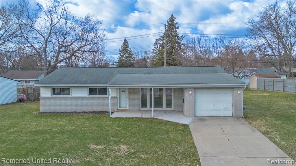 945 N Commerce Road, Commerce Twp, MI 48382 — Photo 2