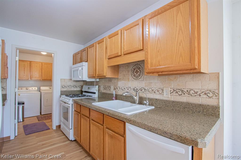 2569 MAPLE FOREST Drive, Wixom, MI 48393 — Photo 7