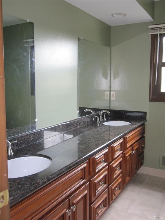 396 Shellbourne Drive, Rochester Hills, MI 48309 — Photo 11