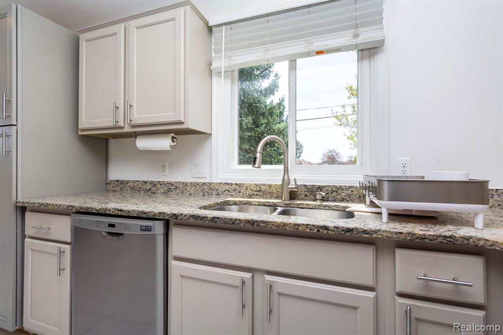 4617 LANCELOT Drive, Sterling Heights, MI 48310 — Photo 13