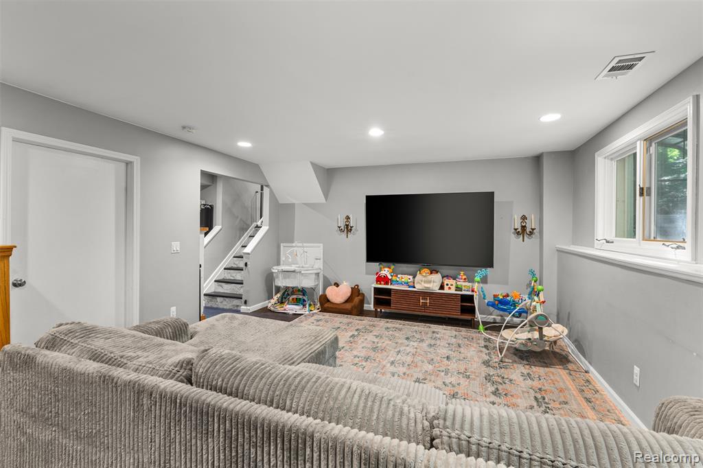 4365 Rose Court, Lake Orion, MI 48362 — Photo 17