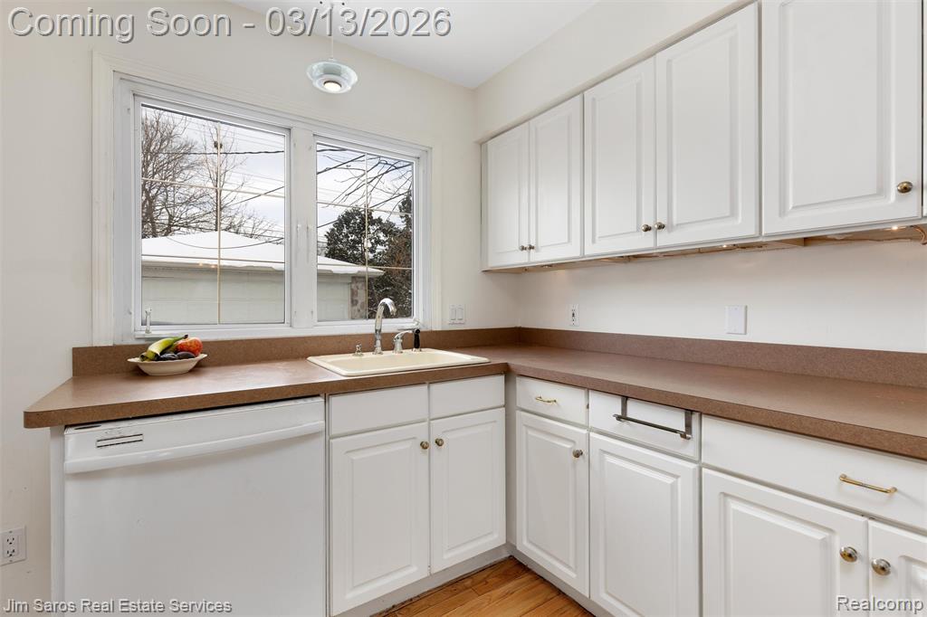2204 Roslyn Road, Grosse Pointe Woods, MI 48236 — Photo 6