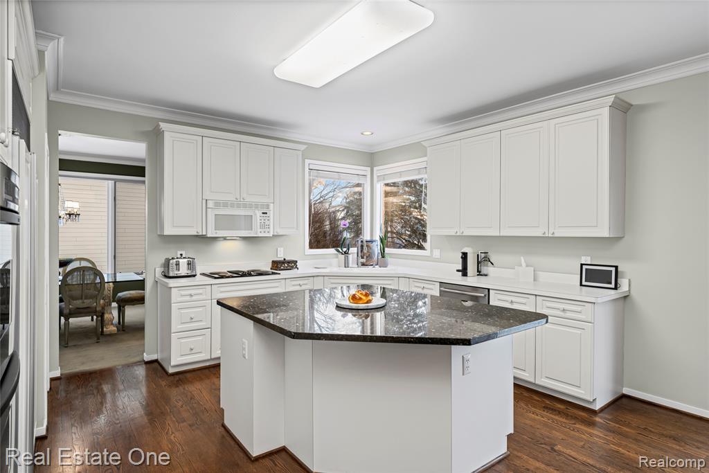 5087 Village Place Court, West Bloomfield, MI — Photo 11