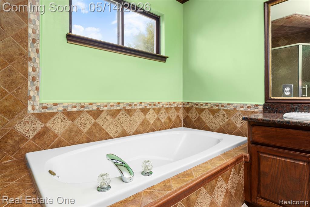 865 Drakeshire Drive, Commerce Twp, MI 48390 — Photo 47