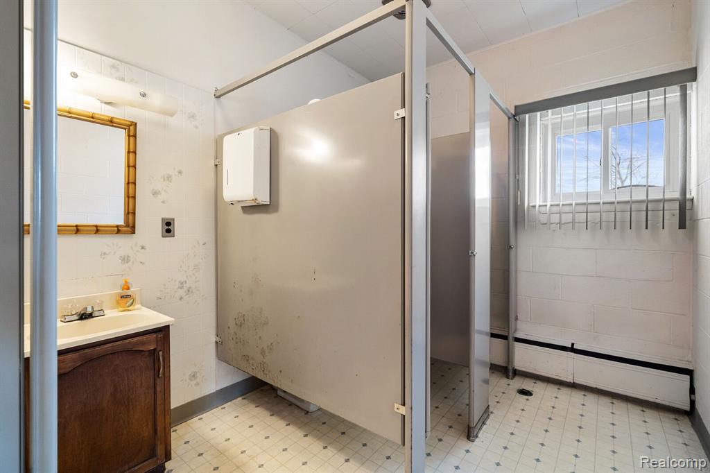 510 W GIRARD Avenue, Madison Heights, MI 48071 — Photo 21