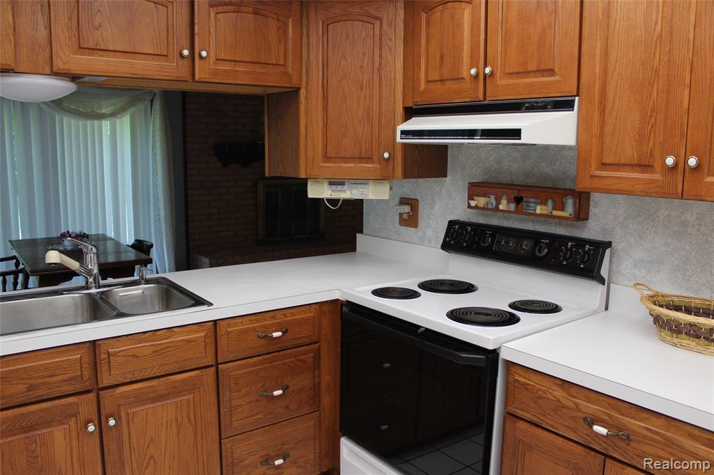 4037 Sandy Creek Drive, Utica, MI 48316 — Photo 6