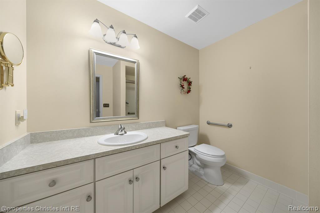 43450 COVE Drive, Clinton Twp, MI 48038 — Photo 16