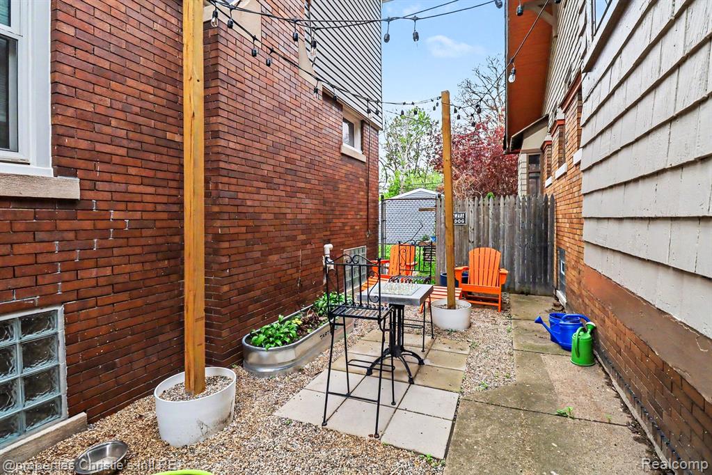 80 Glynn Court, Detroit, MI 48202 — Photo 32