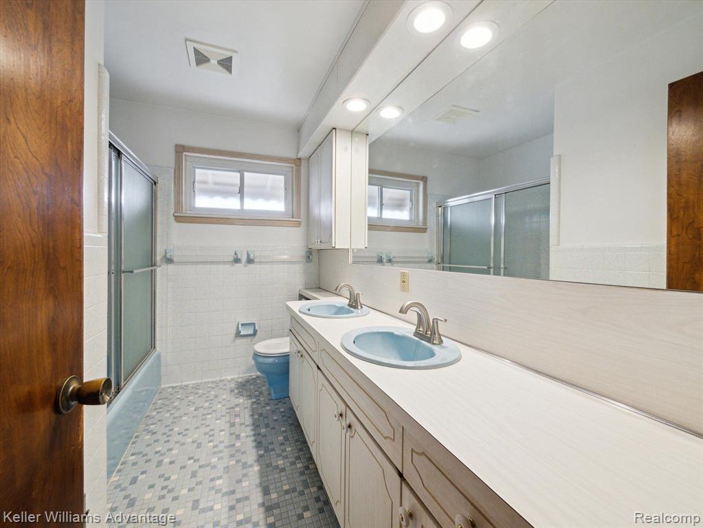 4217 MCKINLEY Street, Dearborn Heights, MI 48125 — Photo 17