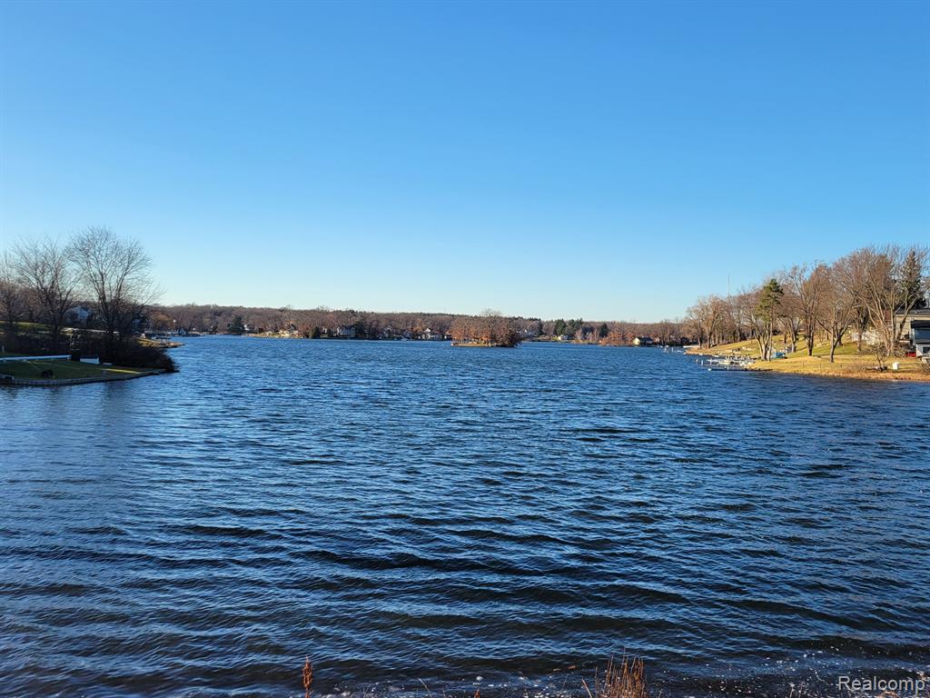 10086 King (This is an Island) Road, Davisburg, MI 48350 — Photo 17