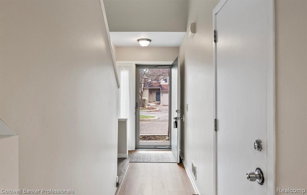 708 Preston Court, Rochester Hills, MI 48307 — Photo 3