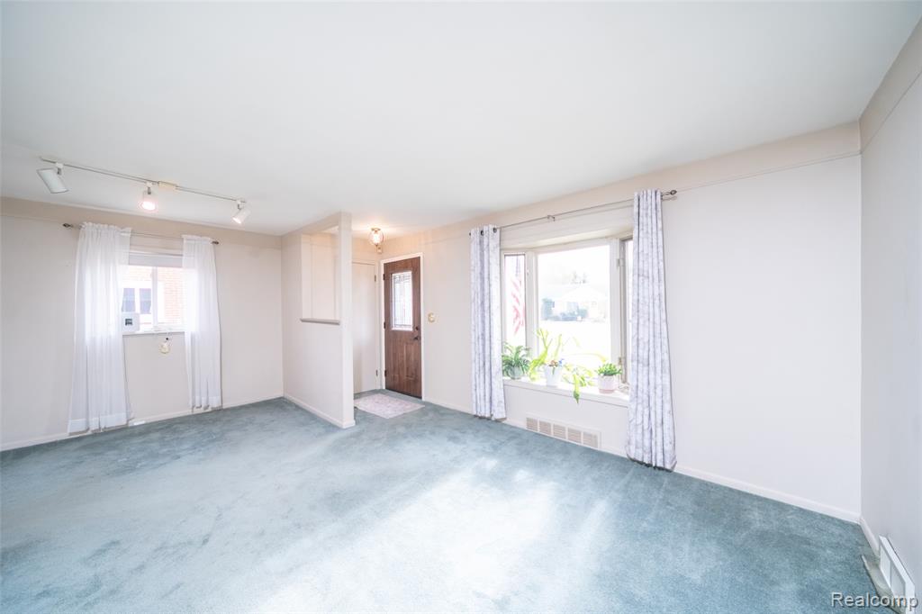 5247 Lyons Circle S, Warren, MI 48092 — Photo 12