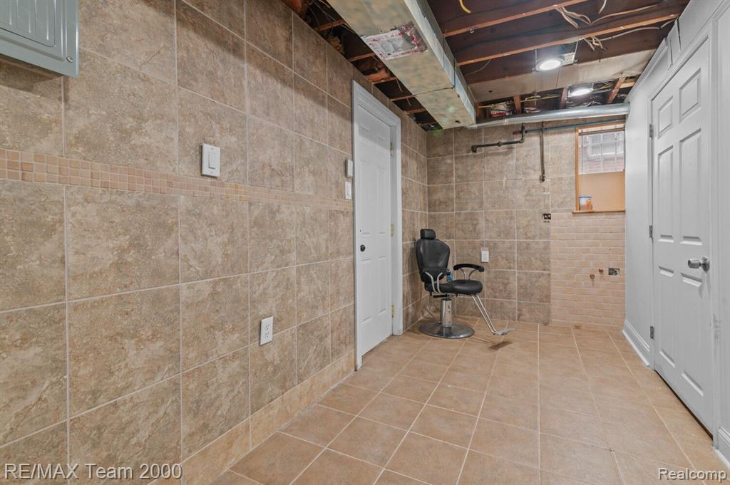 6751 N CHARLESWORTH Street, Dearborn Heights, MI 48127 — Photo 13