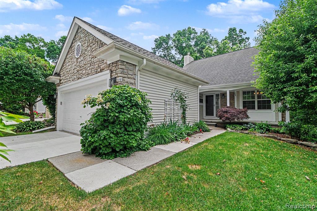 6573 Summit Ridge, Clarkston, MI — front exterior
