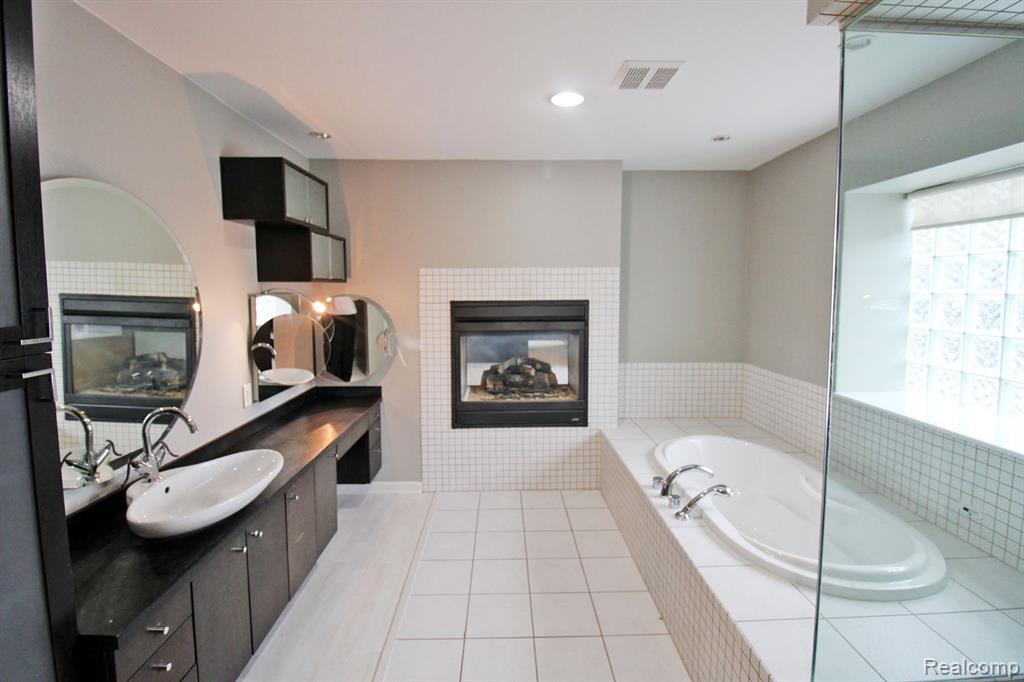 611 W 9 Mile Road, Fenton, MI 48220 — Photo 10