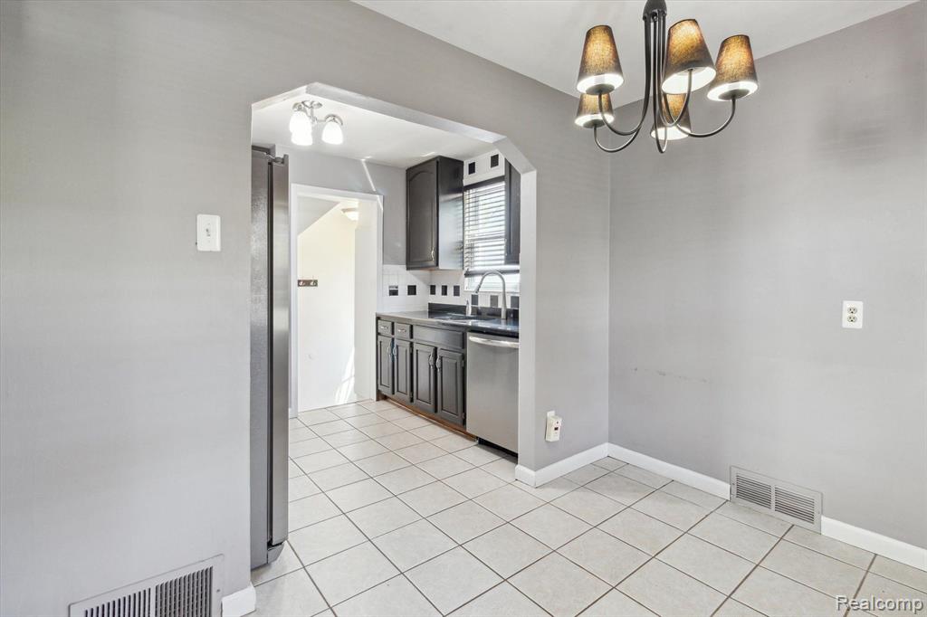 812 N KENWOOD Avenue, Royal Oak, MI 48067 — Photo 12