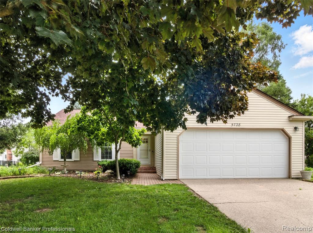 5728 Coach House Court, Waterford, MI 48327 — front exterior