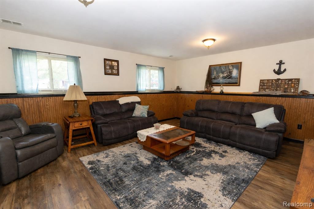 5685 S Aylesbury Drive, Waterford, MI 48327 — Photo 33