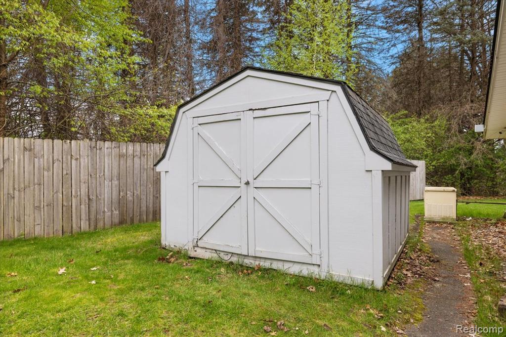 865 N Lapeer Road, Lake Orion, MI 48362 — Photo 41