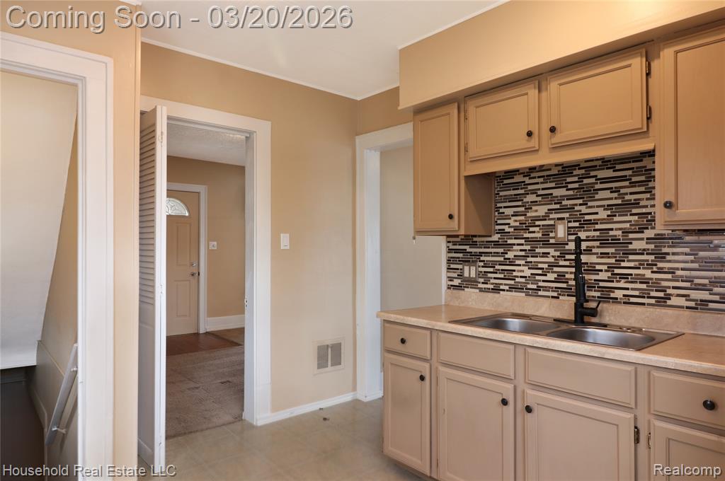 8335 Harding, Center Line, MI 48015 — Photo 10