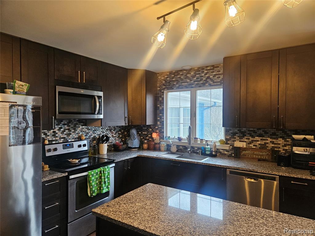 5244 Applewood Drive, Flushing, MI 48433 — Photo 3