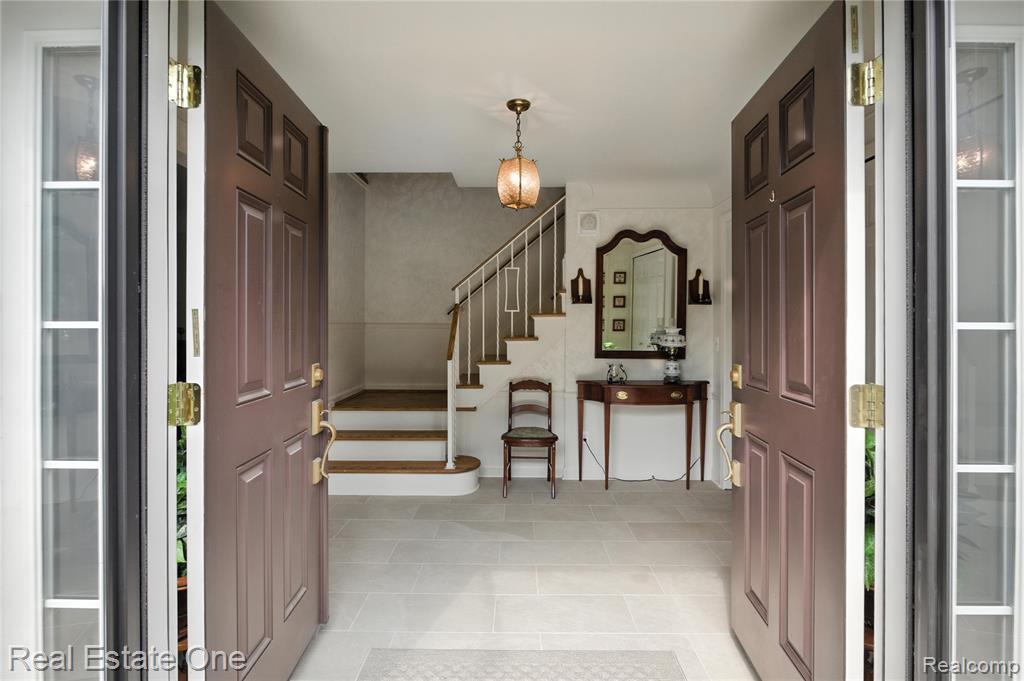 604 Longford Drive, Rochester Hills, MI 48309 — Photo 2