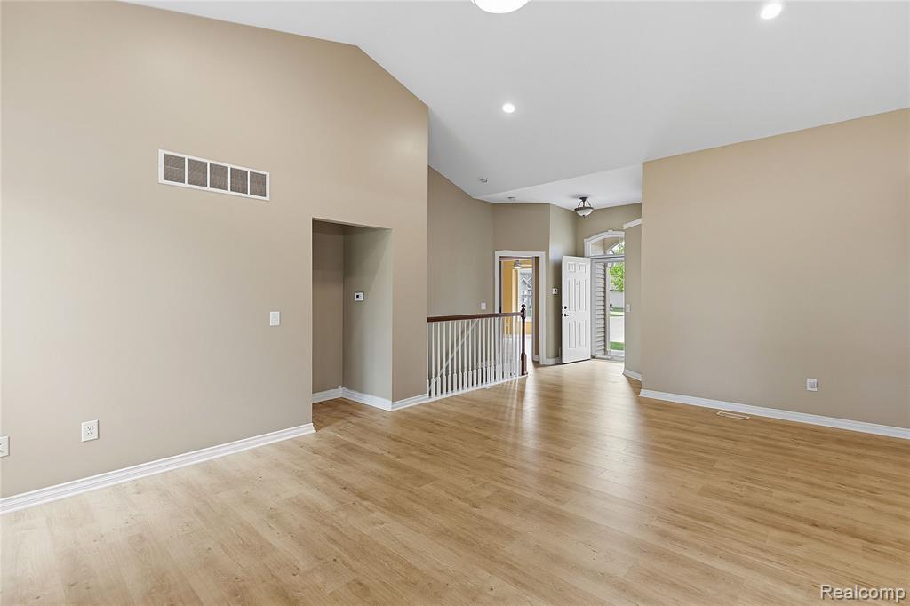1171 Creekside Court, Burton, MI 48509 — Photo 7