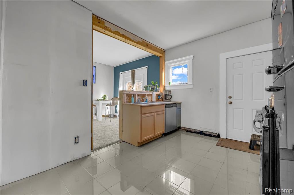 9390 Emmons, Detroit, MI 48214 — Photo 15