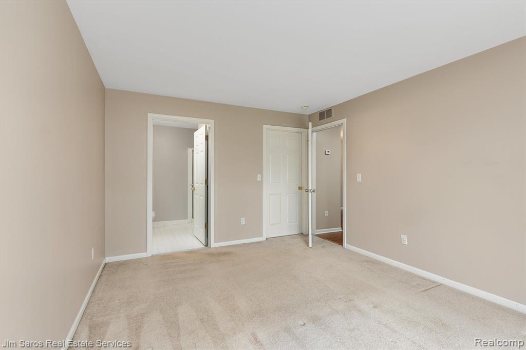 43115 WOODBRIDGE Drive, Clinton Twp, MI 48038 — Photo 8