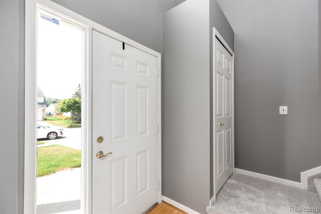1018 SHETLAND Drive, South Lyon, MI 48178 — Photo 5