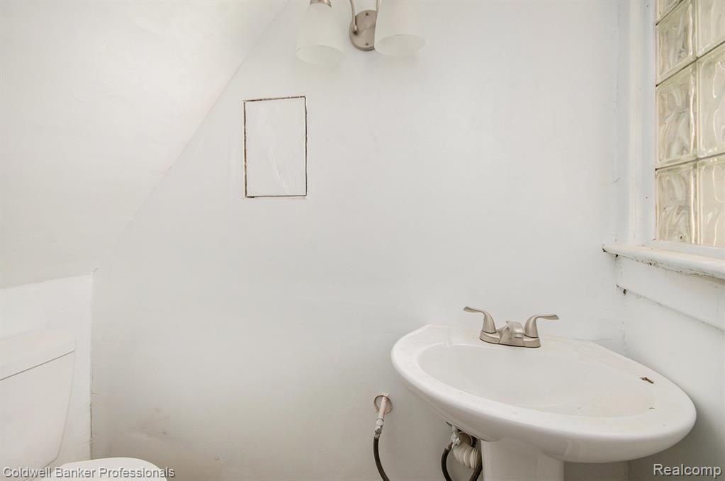 2704 Burlingame Street, Detroit, MI 48206 — Photo 9