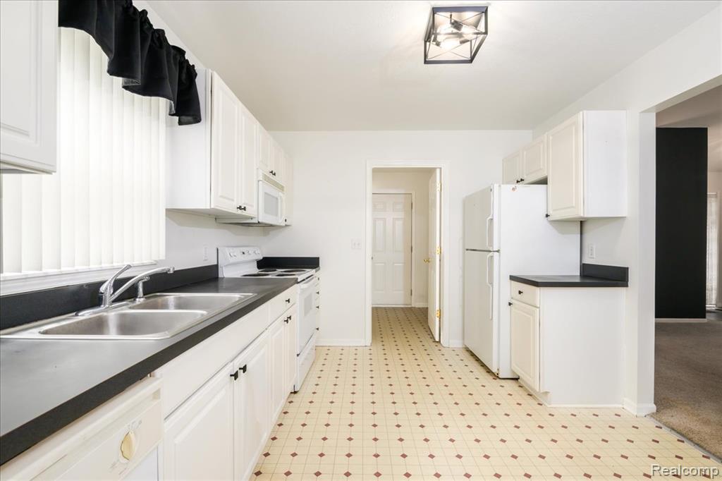 5010 Sandalwood Drive, Grand Blanc, MI 48439 — Photo 9