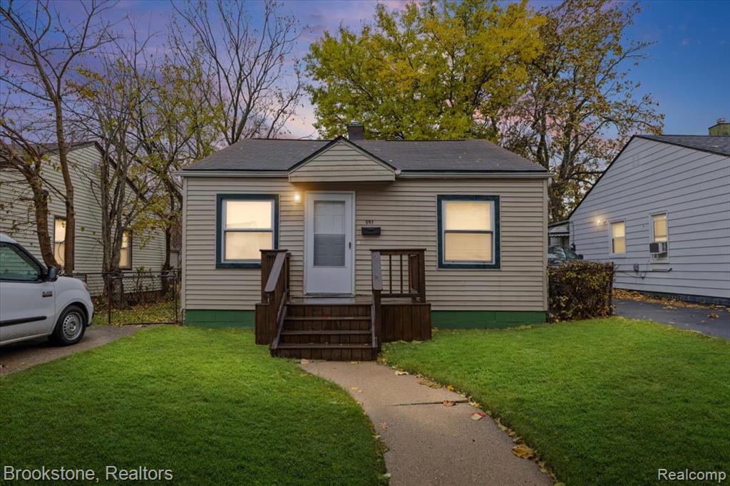 587 Nevada Avenue, Pontiac, MI 48341 — front exterior