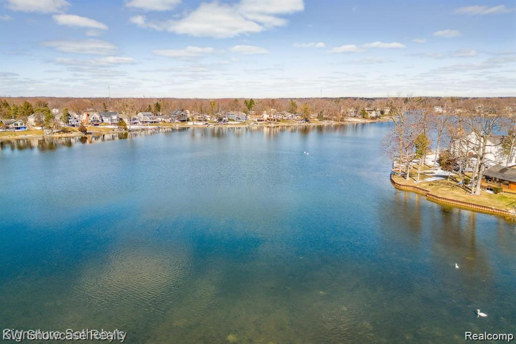 2370 Roselawn Street, Wolverine Lake, MI 48390 — Photo 31
