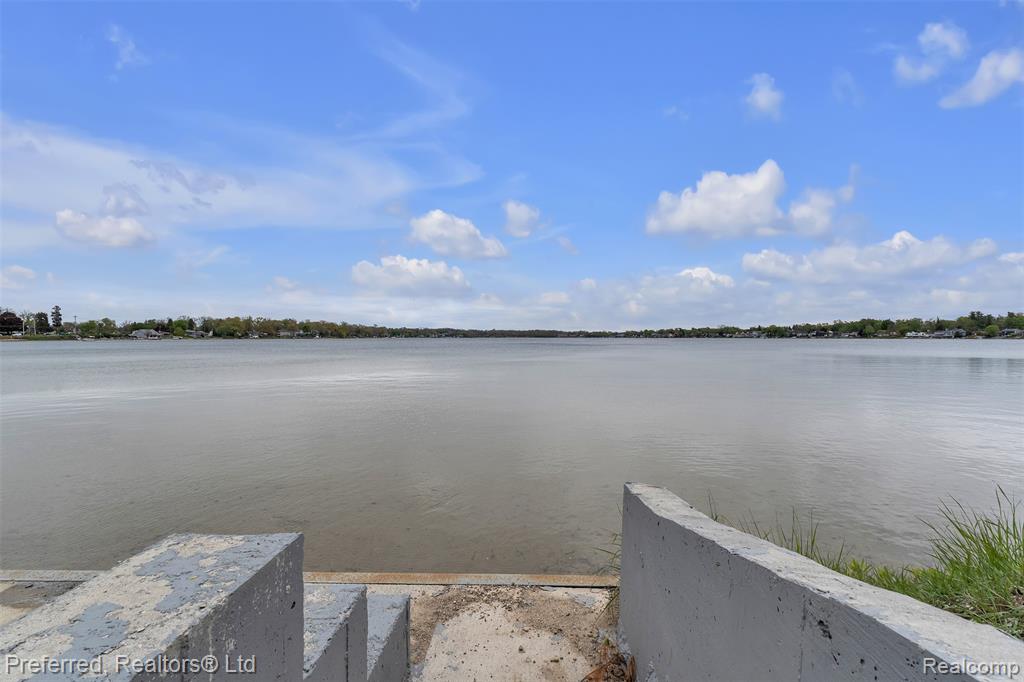 5264 Cooley Lake Road, Waterford, MI 48327 — Photo 58