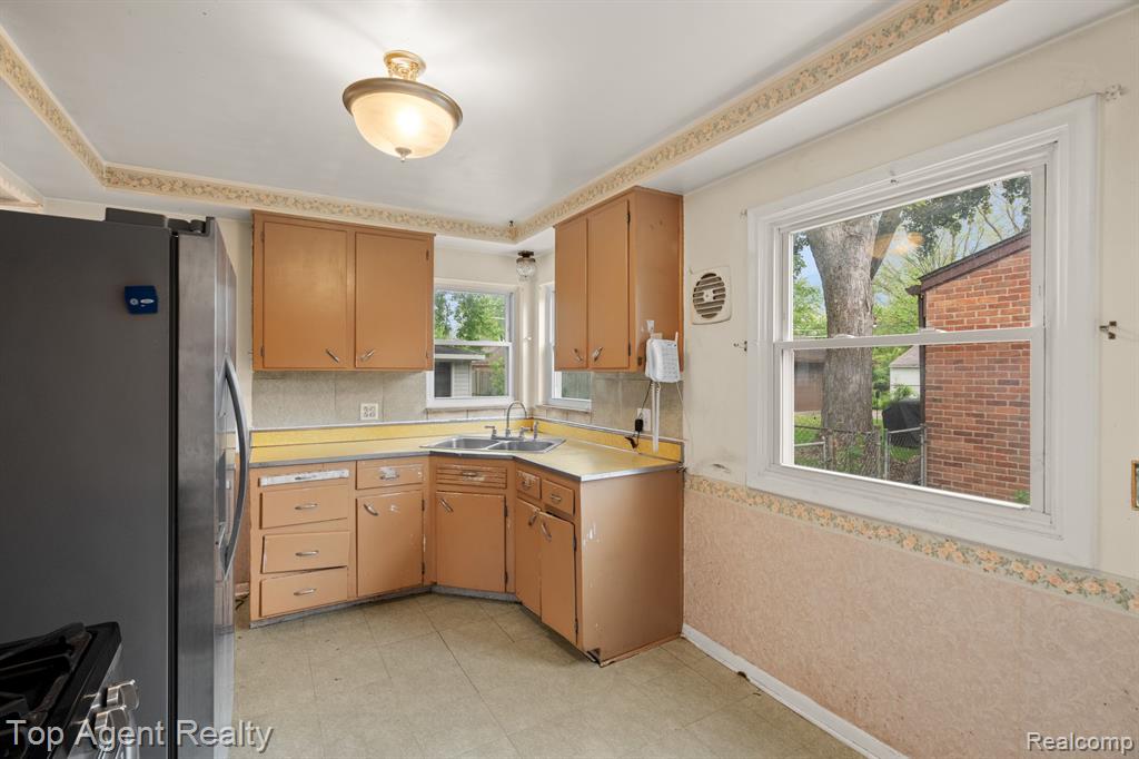 9319 MERRIMAN Road, Livonia, MI 48150 — Photo 10