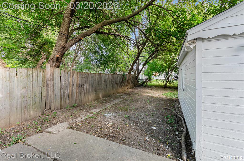 18565 Kenosha Street, Harper Woods, MI 48225 — Photo 14